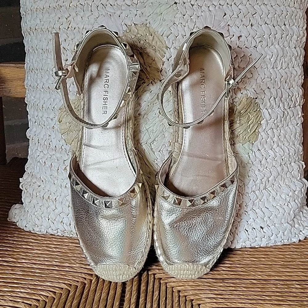 Marc Fisher Graze, gold, closed toe, ankle strap, espadrille, size 8M